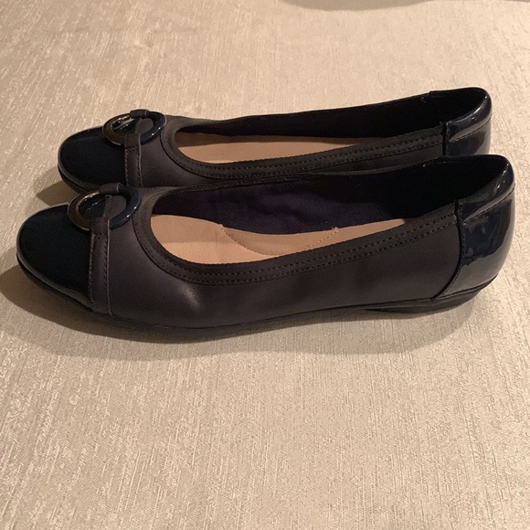 Clarks Gracelin Wind Black & Navy Leather Ballet Flat - Picture 2 of 6